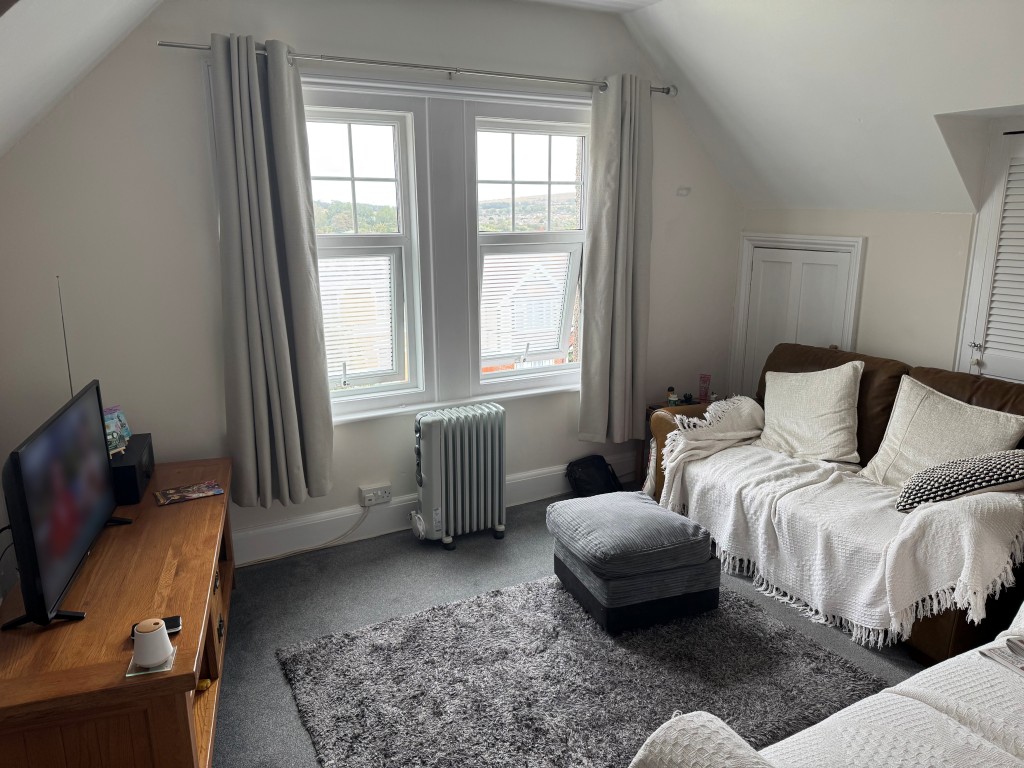 Lot: 87 - FREEHOLD DETACHED FORMER GUEST HOUSE ARRANGED AS FOUR FLATS ON GOOD SIZE PLOT WITH PARKING - Reverse angle of the living room
